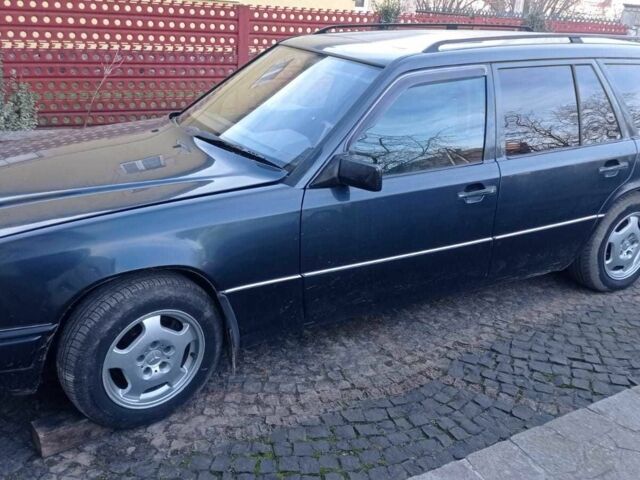 Синий Мерседес 250, объемом двигателя 2.5 л и пробегом 450 тыс. км за 1900 $, фото 1 на Automoto.ua