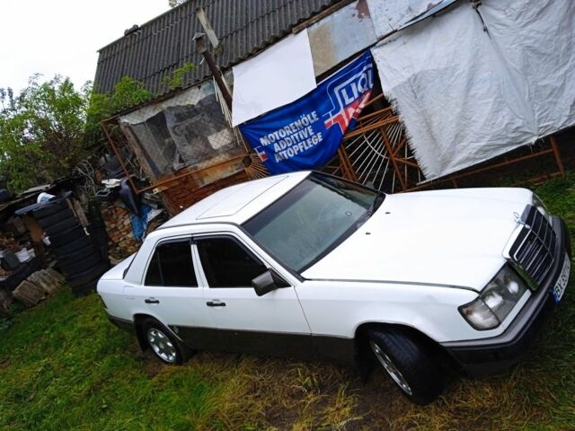 Белый Мерседес 260, объемом двигателя 2.6 л и пробегом 420 тыс. км за 1400 $, фото 1 на Automoto.ua