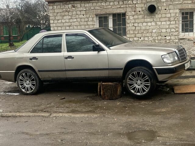 Бежевый Мерседес 260, объемом двигателя 2.6 л и пробегом 350 тыс. км за 900 $, фото 1 на Automoto.ua