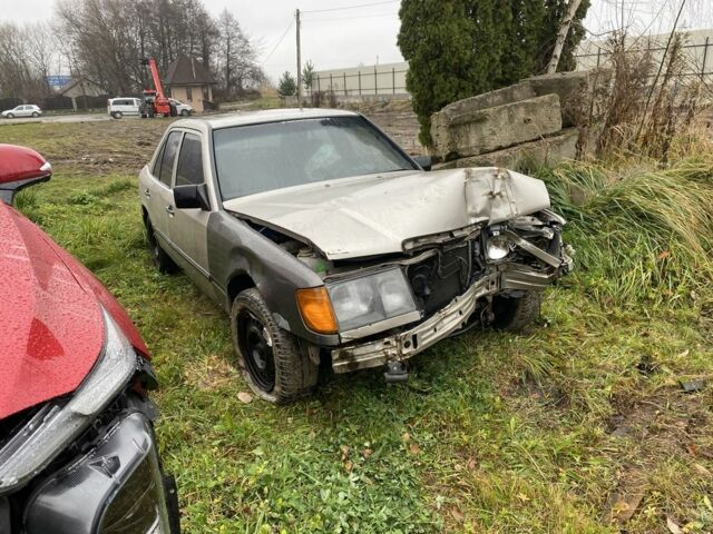 Бежевий Мерседес 260, об'ємом двигуна 2.6 л та пробігом 3 тис. км за 1000 $, фото 1 на Automoto.ua