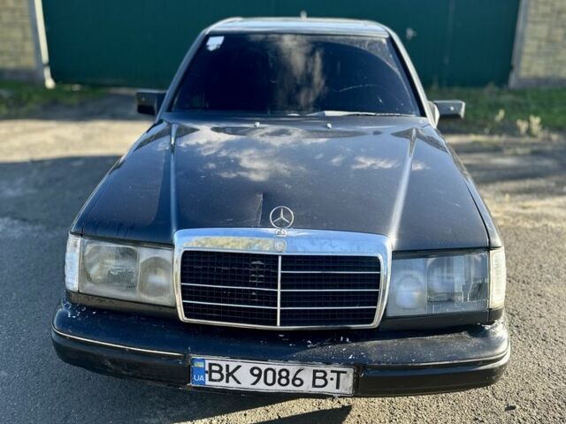 Чорний Мерседес 260, об'ємом двигуна 2.6 л та пробігом 450 тис. км за 2500 $, фото 1 на Automoto.ua