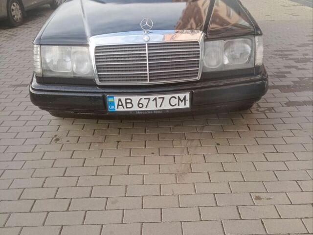 Черный Мерседес 260, объемом двигателя 2.6 л и пробегом 410 тыс. км за 2000 $, фото 1 на Automoto.ua