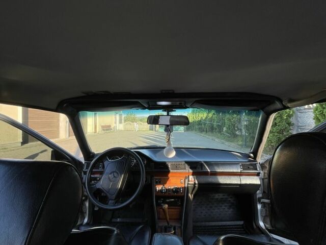 Сірий Мерседес 260, об'ємом двигуна 2.6 л та пробігом 400 тис. км за 2700 $, фото 1 на Automoto.ua