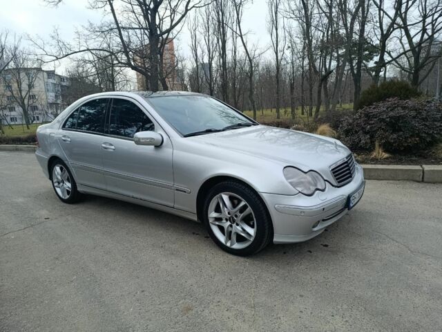 Серый Мерседес 260, объемом двигателя 2.6 л и пробегом 250 тыс. км за 4000 $, фото 1 на Automoto.ua