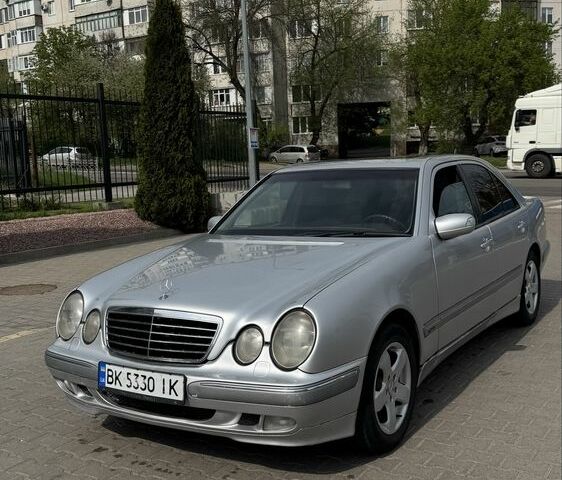 Сірий Мерседес 260, об'ємом двигуна 2.6 л та пробігом 350 тис. км за 3500 $, фото 1 на Automoto.ua