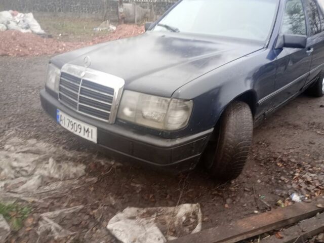 Синий Мерседес 260, объемом двигателя 2.6 л и пробегом 400 тыс. км за 1450 $, фото 1 на Automoto.ua