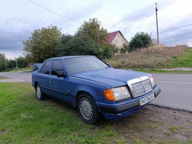 Синій Мерседес 260, об'ємом двигуна 2.6 л та пробігом 317 тис. км за 1100 $, фото 1 на Automoto.ua