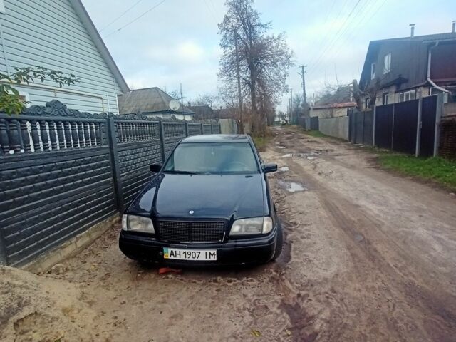 Чорний Мерседес 280, об'ємом двигуна 2.8 л та пробігом 340 тис. км за 1300 $, фото 1 на Automoto.ua