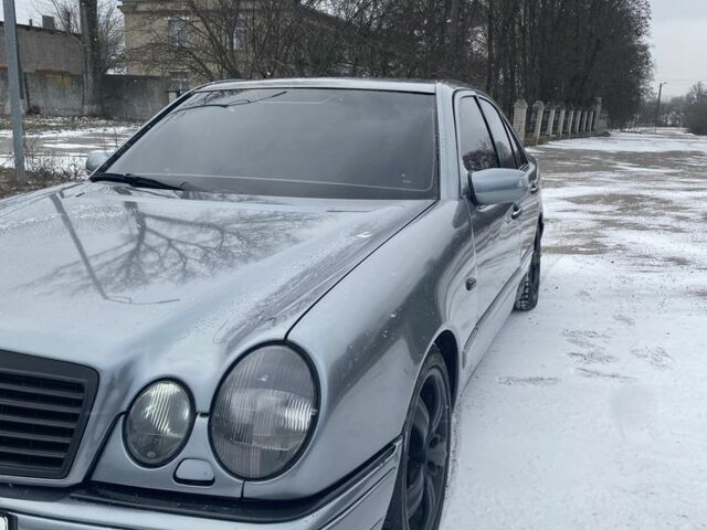 Серый Мерседес 280, объемом двигателя 2.8 л и пробегом 400 тыс. км за 3500 $, фото 1 на Automoto.ua