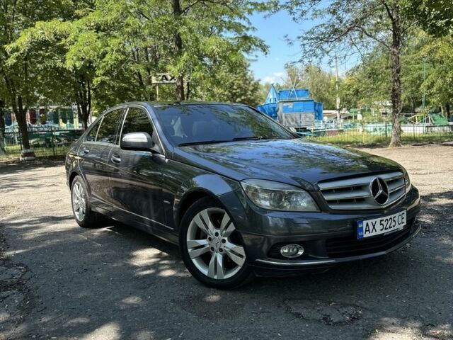 Серый Мерседес 280, объемом двигателя 3 л и пробегом 257 тыс. км за 9200 $, фото 1 на Automoto.ua