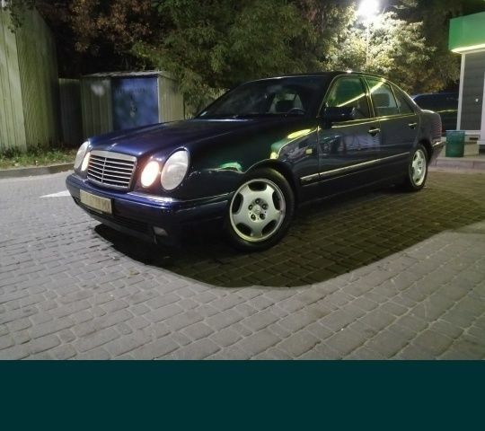 Синий Мерседес 280, объемом двигателя 2.8 л и пробегом 390 тыс. км за 3300 $, фото 1 на Automoto.ua