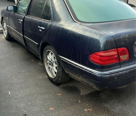Синий Мерседес 280, объемом двигателя 2.8 л и пробегом 278 тыс. км за 2700 $, фото 1 на Automoto.ua