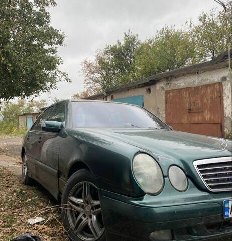 Зелений Мерседес 280, об'ємом двигуна 2.8 л та пробігом 300 тис. км за 1800 $, фото 1 на Automoto.ua