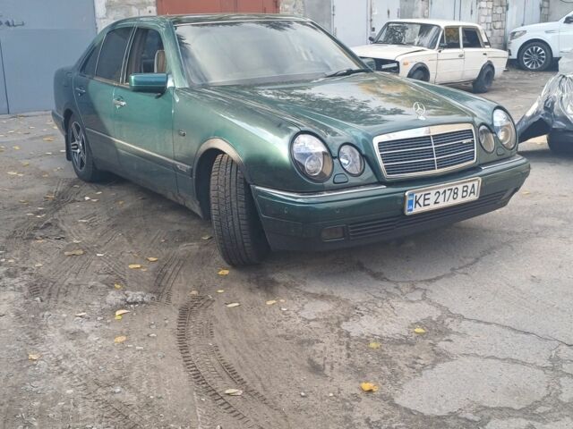 Зеленый Мерседес 280, объемом двигателя 2.8 л и пробегом 278 тыс. км за 2800 $, фото 1 на Automoto.ua