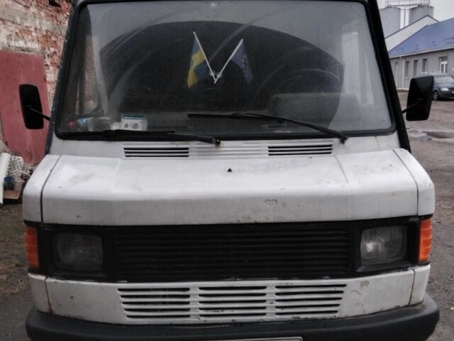 Белый Мерседес 300, объемом двигателя 2.9 л и пробегом 700 тыс. км за 2000 $, фото 1 на Automoto.ua