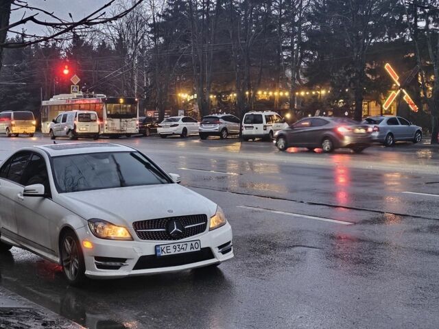 Белый Мерседес 300, объемом двигателя 3 л и пробегом 198 тыс. км за 11850 $, фото 1 на Automoto.ua