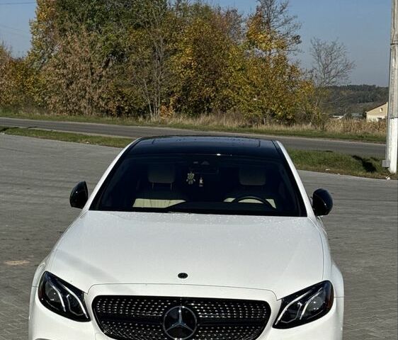 Белый Мерседес 300, объемом двигателя 2 л и пробегом 30 тыс. км за 35300 $, фото 1 на Automoto.ua