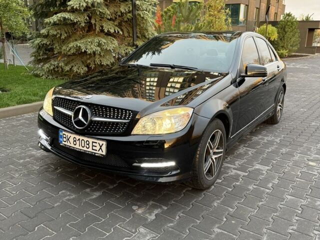 Чорний Мерседес 300, об'ємом двигуна 3 л та пробігом 337 тис. км за 8450 $, фото 1 на Automoto.ua