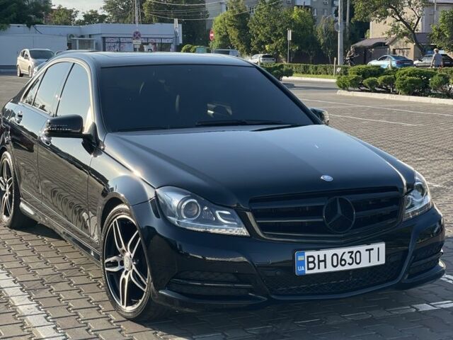 Чорний Мерседес 300, об'ємом двигуна 3 л та пробігом 170 тис. км за 12300 $, фото 1 на Automoto.ua