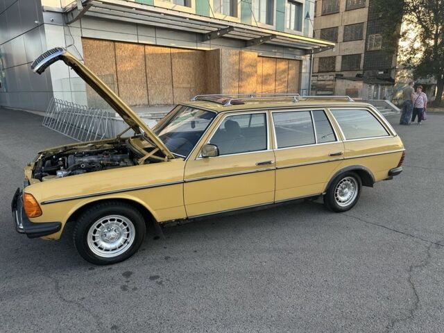 Желтый Мерседес 300, объемом двигателя 0 л и пробегом 300 тыс. км за 5500 $, фото 1 на Automoto.ua