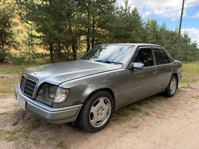 Серый Мерседес 300, объемом двигателя 3 л и пробегом 275 тыс. км за 2400 $, фото 1 на Automoto.ua