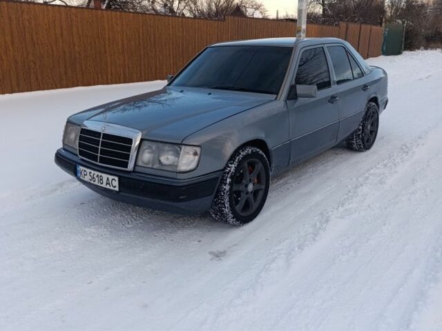 Серый Мерседес 300, объемом двигателя 2.6 л и пробегом 100 тыс. км за 3000 $, фото 1 на Automoto.ua