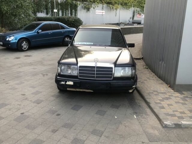 Синий Мерседес 300, объемом двигателя 3 л и пробегом 250 тыс. км за 2500 $, фото 1 на Automoto.ua