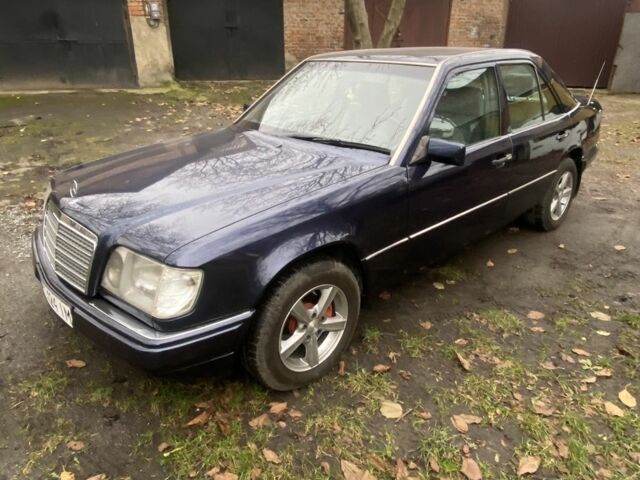 Синий Мерседес 300, объемом двигателя 3 л и пробегом 456 тыс. км за 5900 $, фото 1 на Automoto.ua