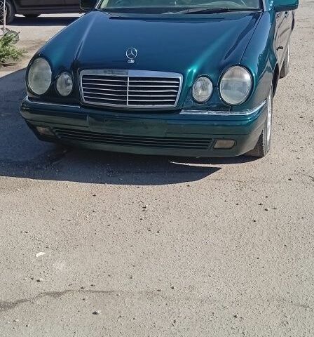 Зеленый Мерседес 300, объемом двигателя 0 л и пробегом 536 тыс. км за 4000 $, фото 1 на Automoto.ua