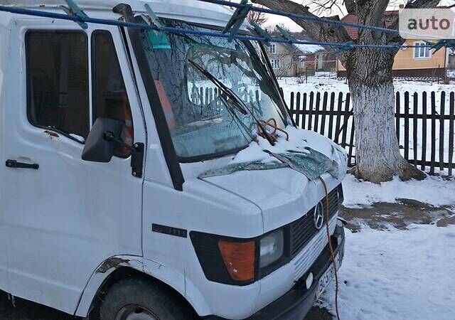 Білий Мерседес 308 пас., об'ємом двигуна 2.5 л та пробігом 500 тис. км за 1800 $, фото 1 на Automoto.ua