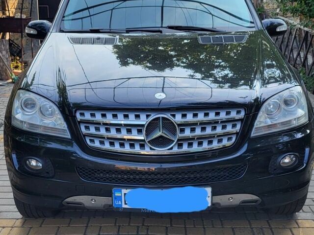 Черный Мерседес 320, объемом двигателя 3 л и пробегом 379 тыс. км за 13700 $, фото 1 на Automoto.ua