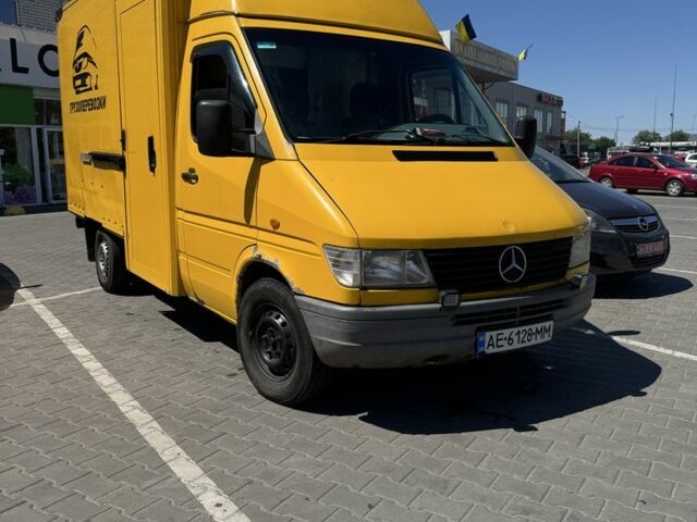 Жовтий Мерседес 320, об'ємом двигуна 2.3 л та пробігом 47 тис. км за 9000 $, фото 1 на Automoto.ua