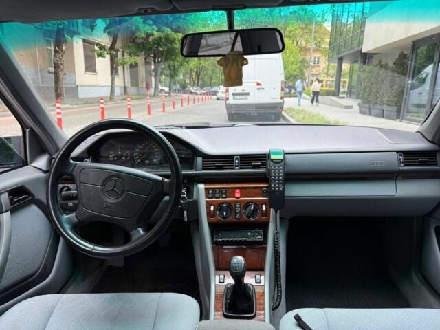 Серый Мерседес 320, объемом двигателя 3.2 л и пробегом 251 тыс. км за 6000 $, фото 1 на Automoto.ua
