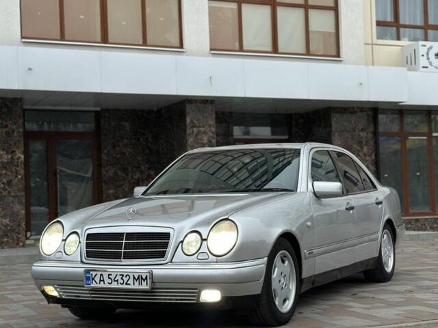 Серый Мерседес 320, объемом двигателя 3.2 л и пробегом 580 тыс. км за 3900 $, фото 1 на Automoto.ua