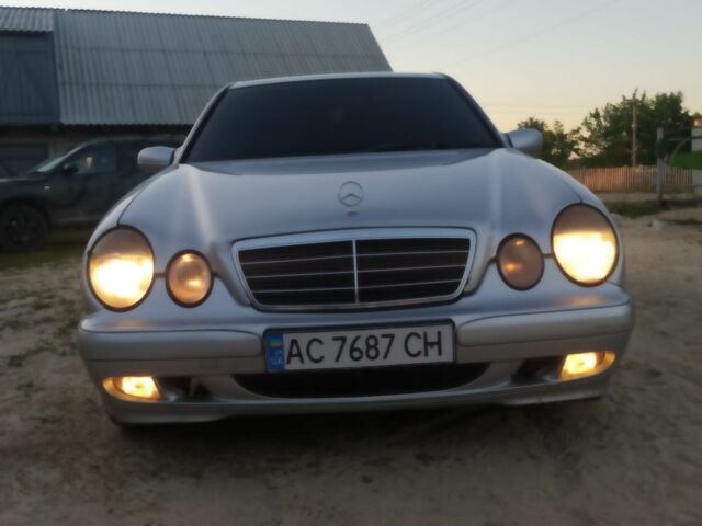 Серый Мерседес 320, объемом двигателя 3.2 л и пробегом 300 тыс. км за 2700 $, фото 1 на Automoto.ua