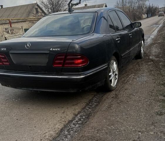 Сірий Мерседес 320, об'ємом двигуна 3.2 л та пробігом 32 тис. км за 3300 $, фото 1 на Automoto.ua