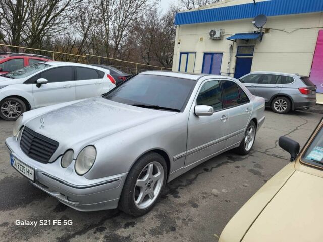 Серый Мерседес 320, объемом двигателя 3.2 л и пробегом 250 тыс. км за 3500 $, фото 1 на Automoto.ua