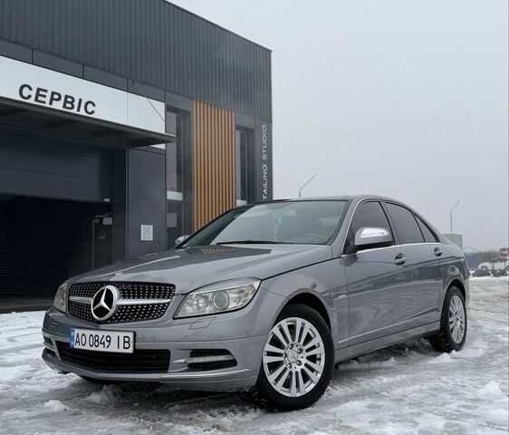 Сірий Мерседес 320, об'ємом двигуна 3 л та пробігом 277 тис. км за 9650 $, фото 1 на Automoto.ua