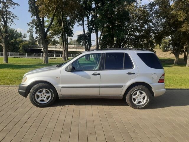 Серый Мерседес 320, объемом двигателя 3.2 л и пробегом 400 тыс. км за 5200 $, фото 1 на Automoto.ua