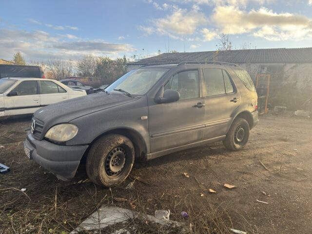 Серый Мерседес 320, объемом двигателя 3.2 л и пробегом 200 тыс. км за 1500 $, фото 1 на Automoto.ua