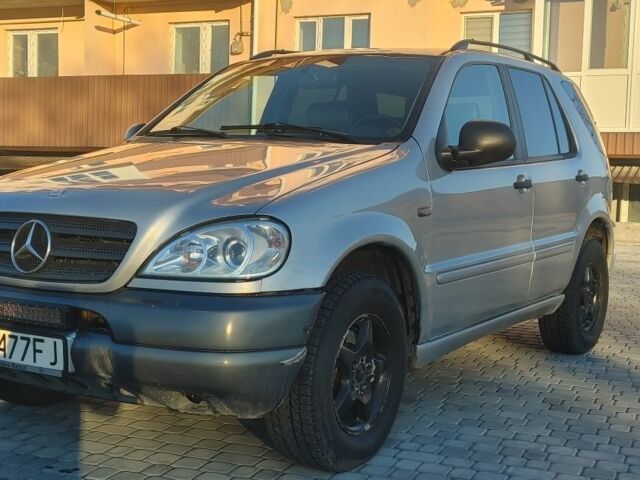 Серый Мерседес 320, объемом двигателя 3.2 л и пробегом 323 тыс. км за 3300 $, фото 1 на Automoto.ua