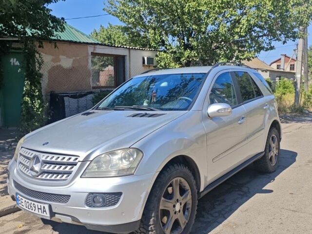 Серый Мерседес 320, объемом двигателя 3 л и пробегом 452 тыс. км за 9800 $, фото 1 на Automoto.ua