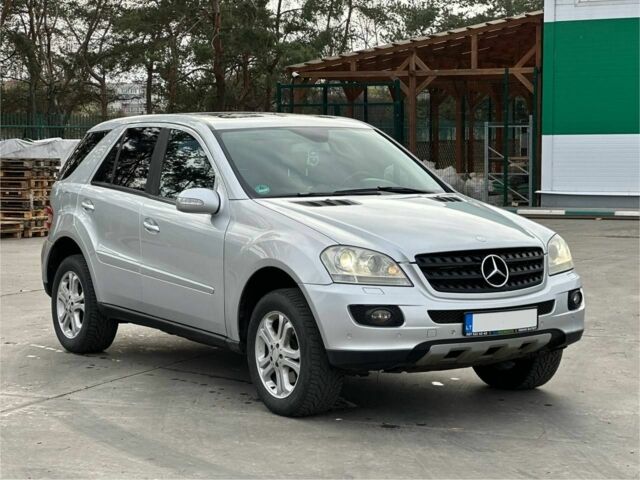 Серый Мерседес 320, объемом двигателя 3 л и пробегом 390 тыс. км за 4699 $, фото 1 на Automoto.ua