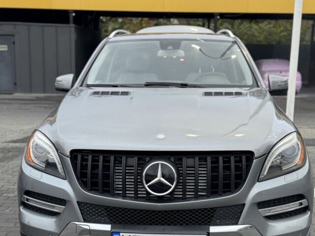 Сірий Мерседес 320, об'ємом двигуна 3 л та пробігом 235 тис. км за 21500 $, фото 1 на Automoto.ua