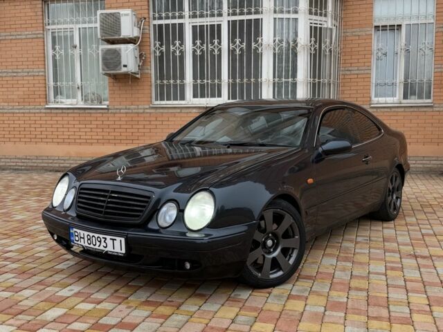 Синий Мерседес 320, объемом двигателя 3.2 л и пробегом 242 тыс. км за 3300 $, фото 1 на Automoto.ua