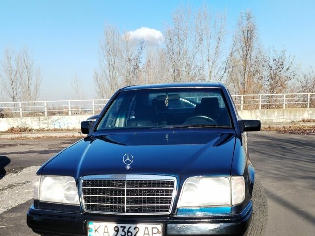 Синий Мерседес 320, объемом двигателя 3.2 л и пробегом 390 тыс. км за 4000 $, фото 1 на Automoto.ua