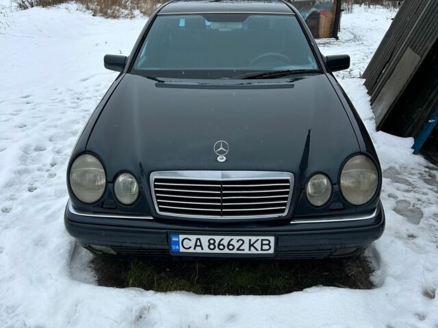 Синий Мерседес 320, объемом двигателя 3.2 л и пробегом 390 тыс. км за 3500 $, фото 1 на Automoto.ua