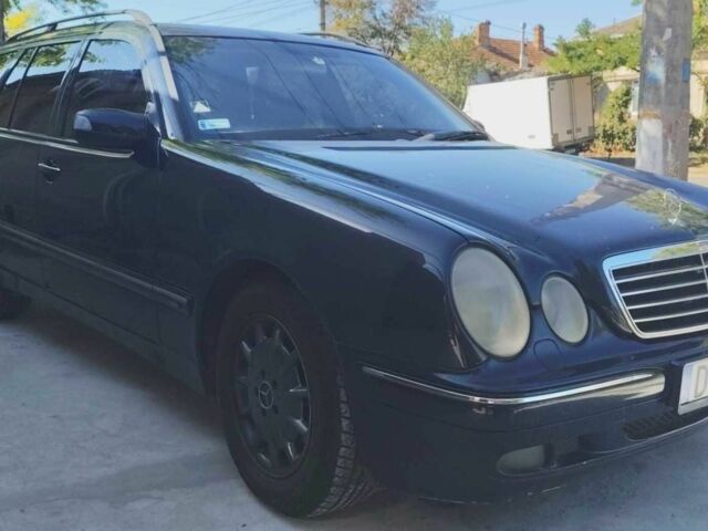 Синий Мерседес 320, объемом двигателя 3.2 л и пробегом 430 тыс. км за 2699 $, фото 1 на Automoto.ua
