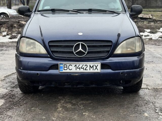 Синій Мерседес 320, об'ємом двигуна 3.2 л та пробігом 300 тис. км за 3600 $, фото 1 на Automoto.ua