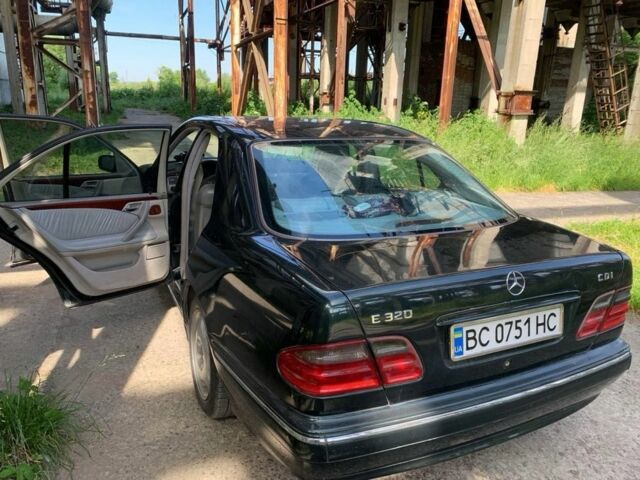 Зеленый Мерседес 320, объемом двигателя 3.2 л и пробегом 440 тыс. км за 4800 $, фото 1 на Automoto.ua